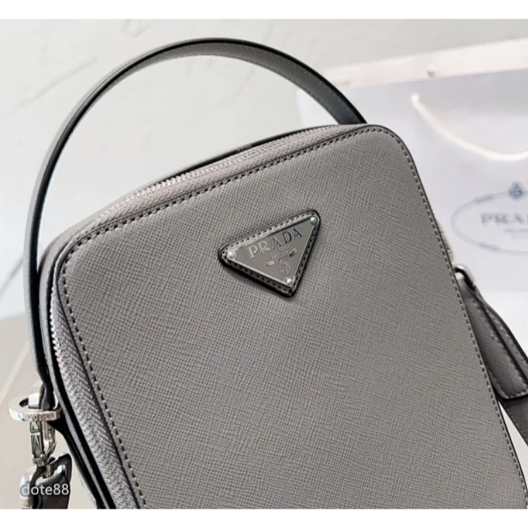 【Prada 】普拉達2023三角標多配色手機包男士休閒單肩斜挎包防水可調節肩帶耐磨耐髒多功能簡便實用生日情人節禮物-細節圖7