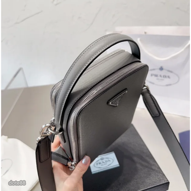 【Prada 】普拉達2023三角標多配色手機包男士休閒單肩斜挎包防水可調節肩帶耐磨耐髒多功能簡便實用生日情人節禮物-細節圖8