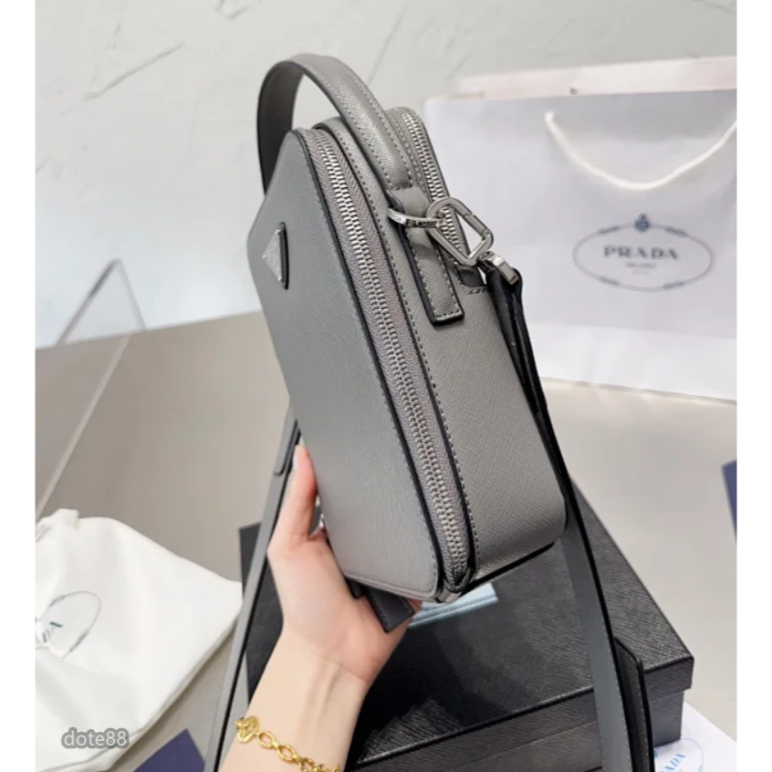 【Prada 】普拉達2023三角標多配色手機包男士休閒單肩斜挎包防水可調節肩帶耐磨耐髒多功能簡便實用生日情人節禮物-細節圖9