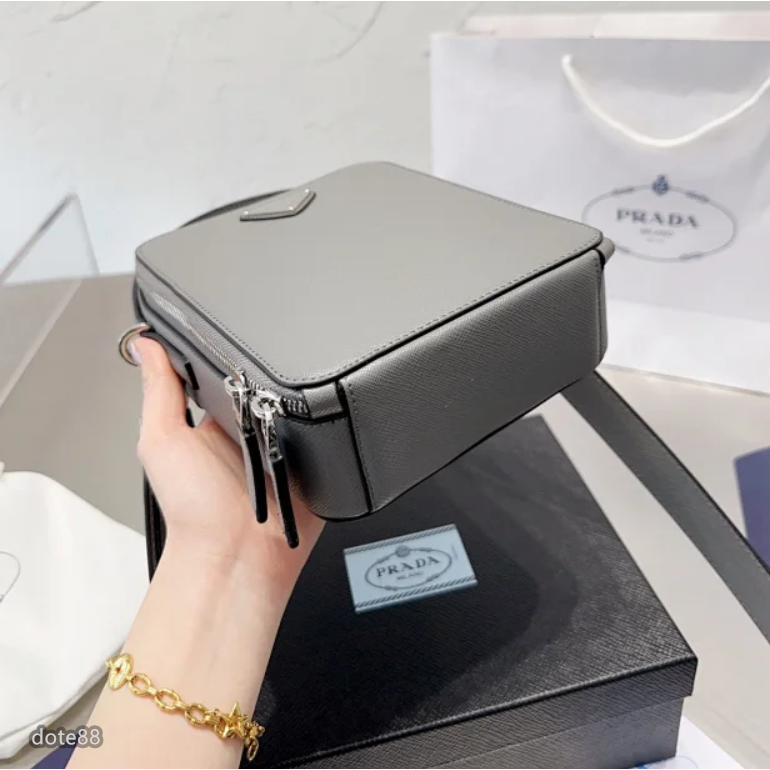 【Prada 】普拉達2023三角標多配色手機包男士休閒單肩斜挎包防水可調節肩帶耐磨耐髒多功能簡便實用生日情人節禮物-細節圖10