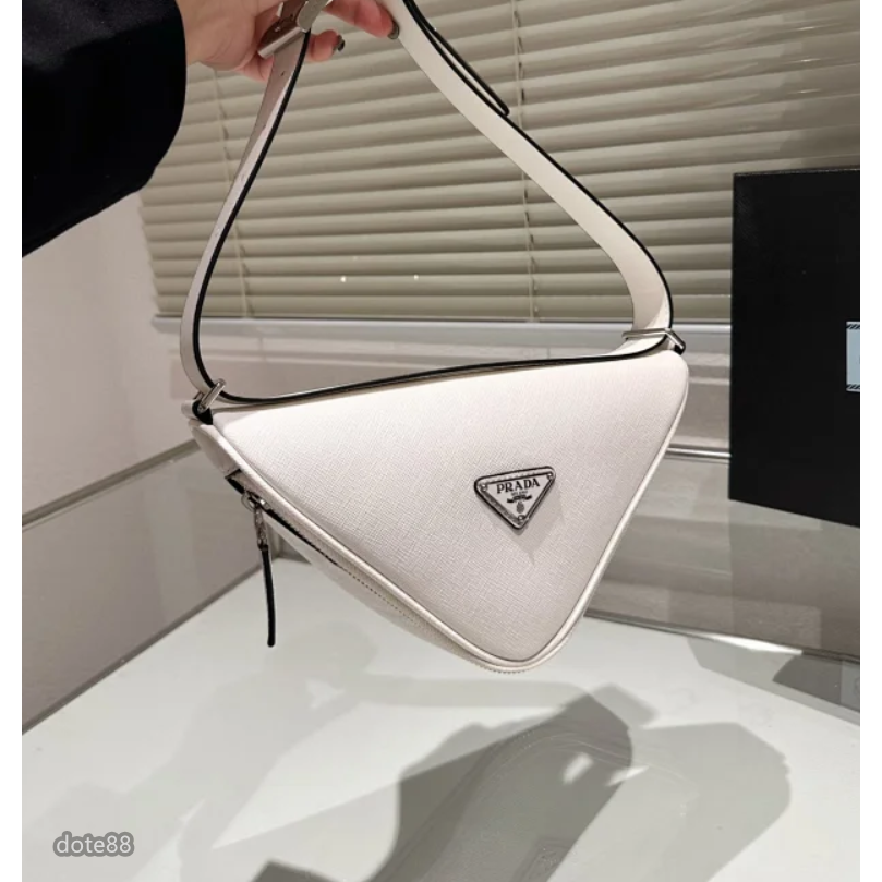 【Prada】普拉達男女同款單肩包三角包斜送男友禮物耐磨耐髒肩帶可調節多功能手機包簡便實用出門必備簡約時尚百搭潮流休閒-細節圖2