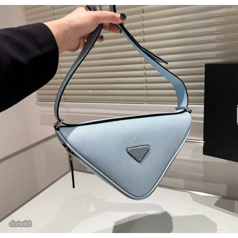 【Prada】普拉達男女同款單肩包三角包斜送男友禮物耐磨耐髒肩帶可調節多功能手機包簡便實用出門必備簡約時尚百搭潮流休閒-細節圖3