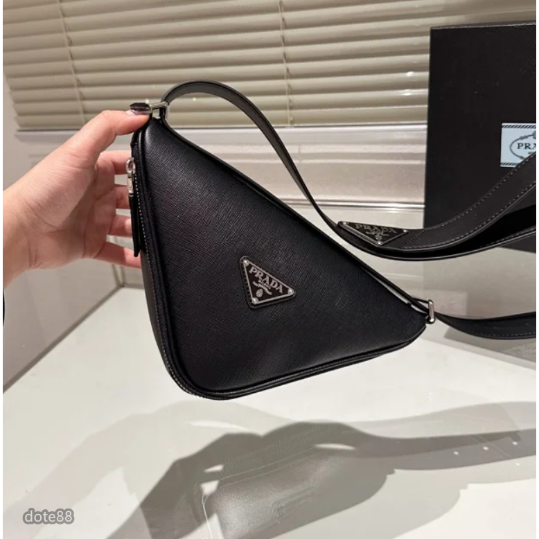 【Prada】普拉達男女同款單肩包三角包斜送男友禮物耐磨耐髒肩帶可調節多功能手機包簡便實用出門必備簡約時尚百搭潮流休閒-細節圖4