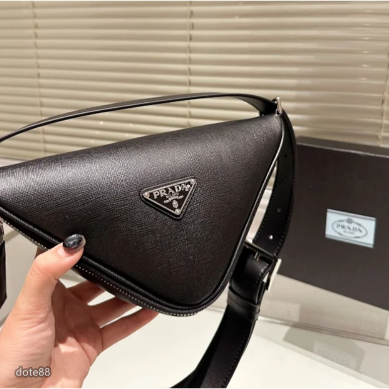 【Prada】普拉達男女同款單肩包三角包斜送男友禮物耐磨耐髒肩帶可調節多功能手機包簡便實用出門必備簡約時尚百搭潮流休閒-細節圖5