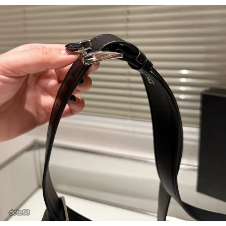 【Prada】普拉達男女同款單肩包三角包斜送男友禮物耐磨耐髒肩帶可調節多功能手機包簡便實用出門必備簡約時尚百搭潮流休閒-細節圖7