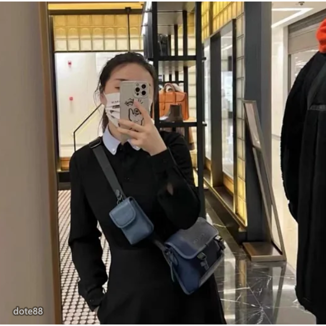 【coach】蔻馳男士女士經典馬蹄印花多配色翻蓋雙卡扣斜挎包單肩包郵差包相機包經典印花大容量輕便實用出門必備送男友禮物-細節圖5