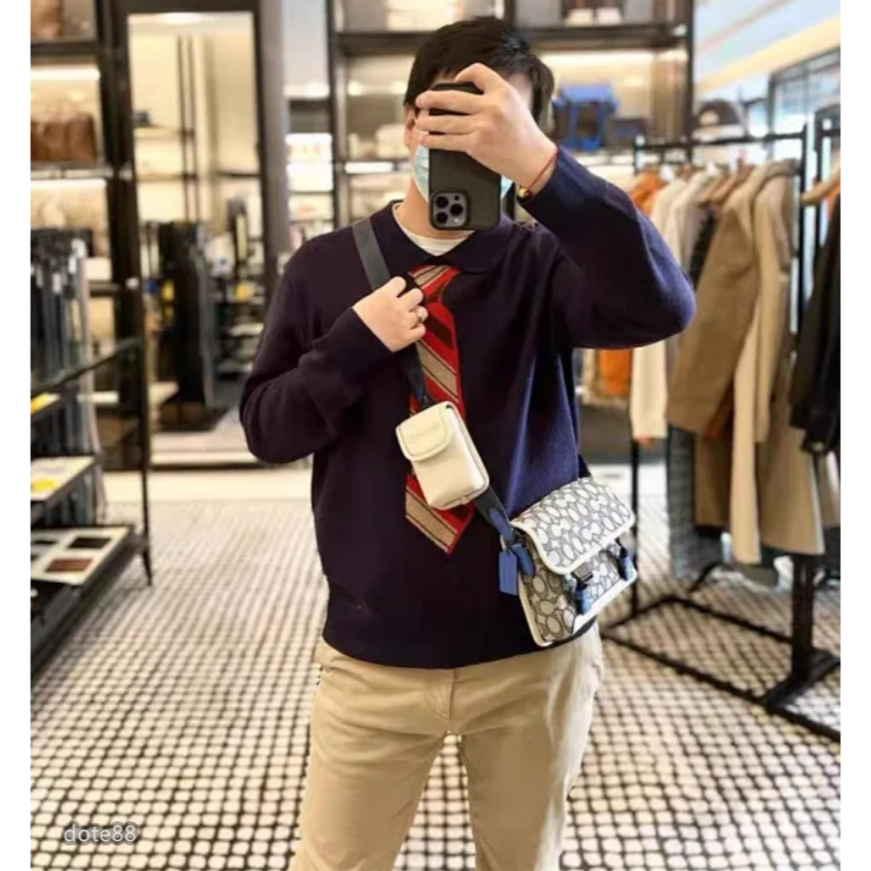 【coach】蔻馳男士女士經典馬蹄印花多配色翻蓋雙卡扣斜挎包單肩包郵差包相機包經典印花大容量輕便實用出門必備送男友禮物-細節圖6