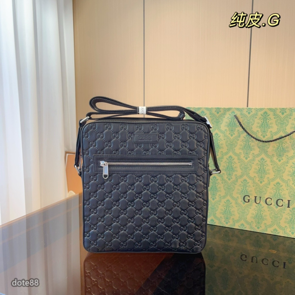 【GUCCI】古馳黑色復古真皮斜挎包郵差包單肩包手機包男女情侶同款經典GG浮雕老印花大容量多功能適合上班出門必備可斜挎-細節圖3