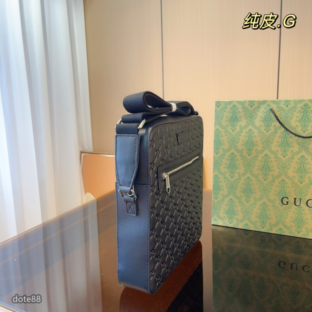 【GUCCI】古馳黑色復古真皮斜挎包郵差包單肩包手機包男女情侶同款經典GG浮雕老印花大容量多功能適合上班出門必備可斜挎-細節圖4