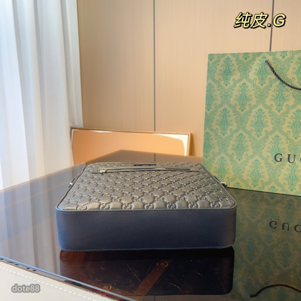 【GUCCI】古馳黑色復古真皮斜挎包郵差包單肩包手機包男女情侶同款經典GG浮雕老印花大容量多功能適合上班出門必備可斜挎-細節圖6