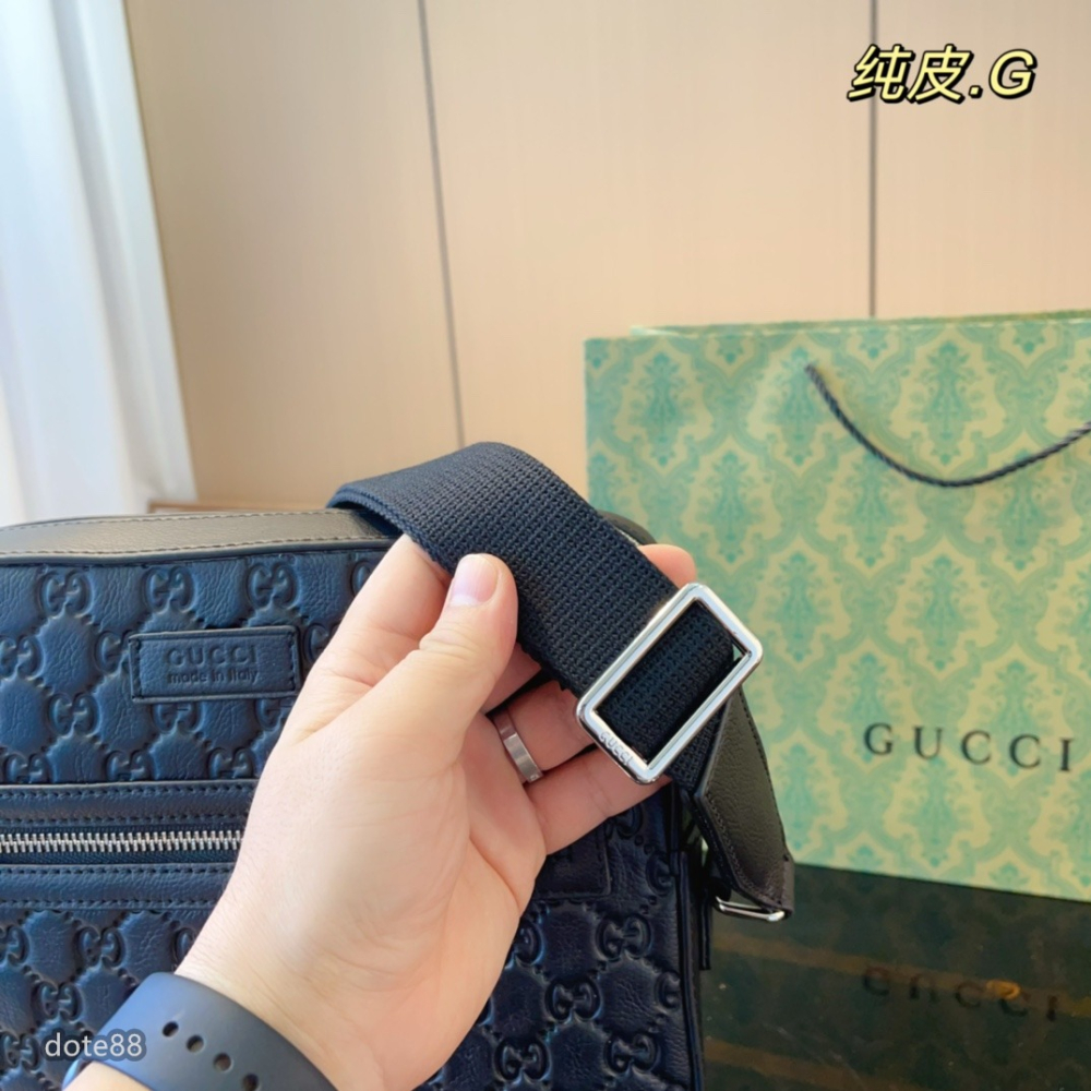 【GUCCI】古馳黑色復古真皮斜挎包郵差包單肩包手機包男女情侶同款經典GG浮雕老印花大容量多功能適合上班出門必備可斜挎-細節圖7