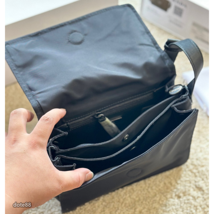 【Prada】普拉達Cini Boeri 联名款男士翻蓋單肩包斜挎包郵差包尼龍材質送男友禮物耐磨耐髒多功能簡便出門必備-細節圖2