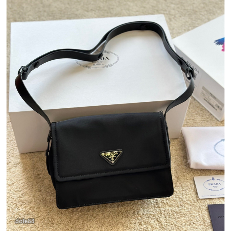 【Prada】普拉達Cini Boeri 联名款男士翻蓋單肩包斜挎包郵差包尼龍材質送男友禮物耐磨耐髒多功能簡便出門必備-細節圖3