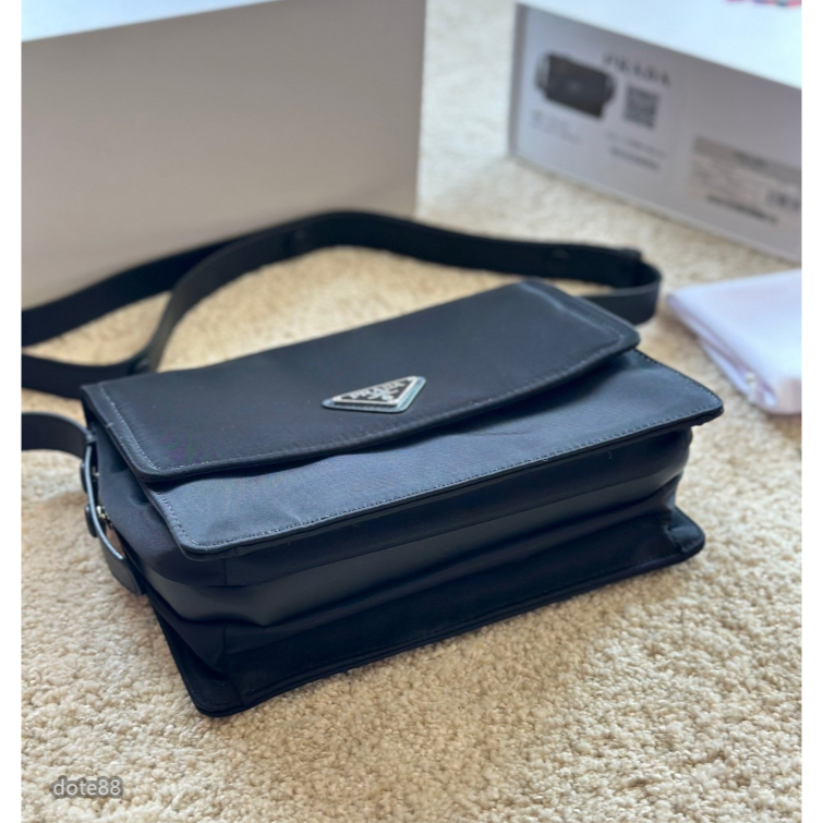 【Prada】普拉達Cini Boeri 联名款男士翻蓋單肩包斜挎包郵差包尼龍材質送男友禮物耐磨耐髒多功能簡便出門必備-細節圖4