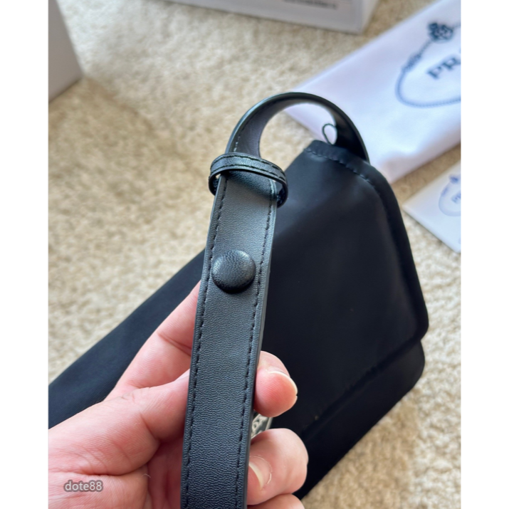 【Prada】普拉達Cini Boeri 联名款男士翻蓋單肩包斜挎包郵差包尼龍材質送男友禮物耐磨耐髒多功能簡便出門必備-細節圖5