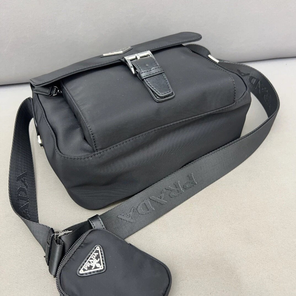 PRADA普拉達包包 尼龍布三合一三角標斜背包 翻蓋包 郵差包 男生包包 通勤百搭休閒包 子母包 大容量小方包-細節圖6