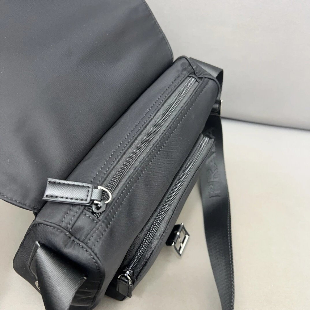 PRADA普拉達包包 尼龍布三合一三角標斜背包 翻蓋包 郵差包 男生包包 通勤百搭休閒包 子母包 大容量小方包-細節圖7