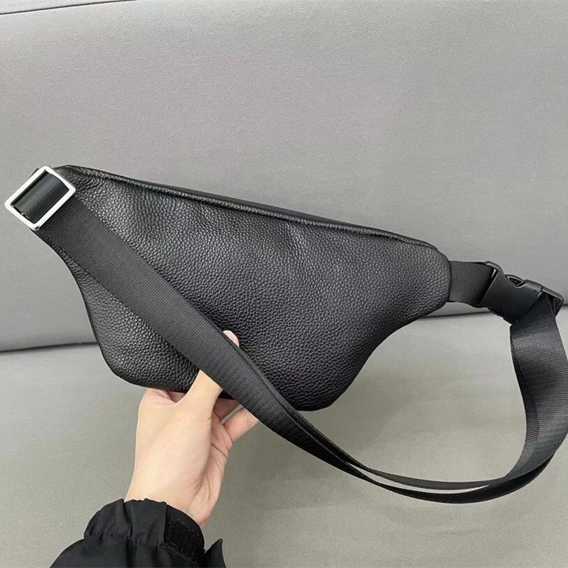 Montblanc萬寶龍包包 男生胸包 牛皮腰包 黑色真皮背包男 斜背包 斜背包 休閒包 運動腰包 手機袋 男士胸包-細節圖3