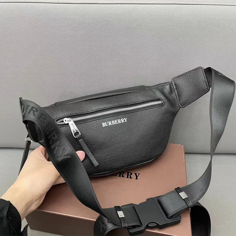 Burberry戰馬胸包 巴寶莉包包 男生胸包 男女通用款腰包 黑色牛皮背包 大容量斜背包 側背包 時尚通勤小背包 男包-細節圖2