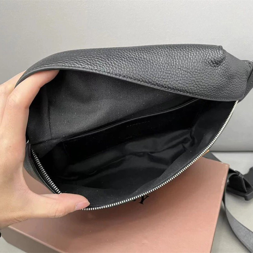 Burberry戰馬胸包 巴寶莉包包 男生胸包 男女通用款腰包 黑色牛皮背包 大容量斜背包 側背包 時尚通勤小背包 男包-細節圖5