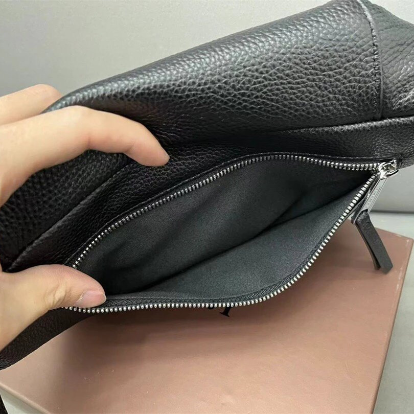 Burberry戰馬胸包 巴寶莉包包 男生胸包 男女通用款腰包 黑色牛皮背包 大容量斜背包 側背包 時尚通勤小背包 男包-細節圖6