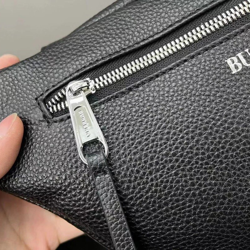 Burberry戰馬胸包 巴寶莉包包 男生胸包 男女通用款腰包 黑色牛皮背包 大容量斜背包 側背包 時尚通勤小背包 男包-細節圖7