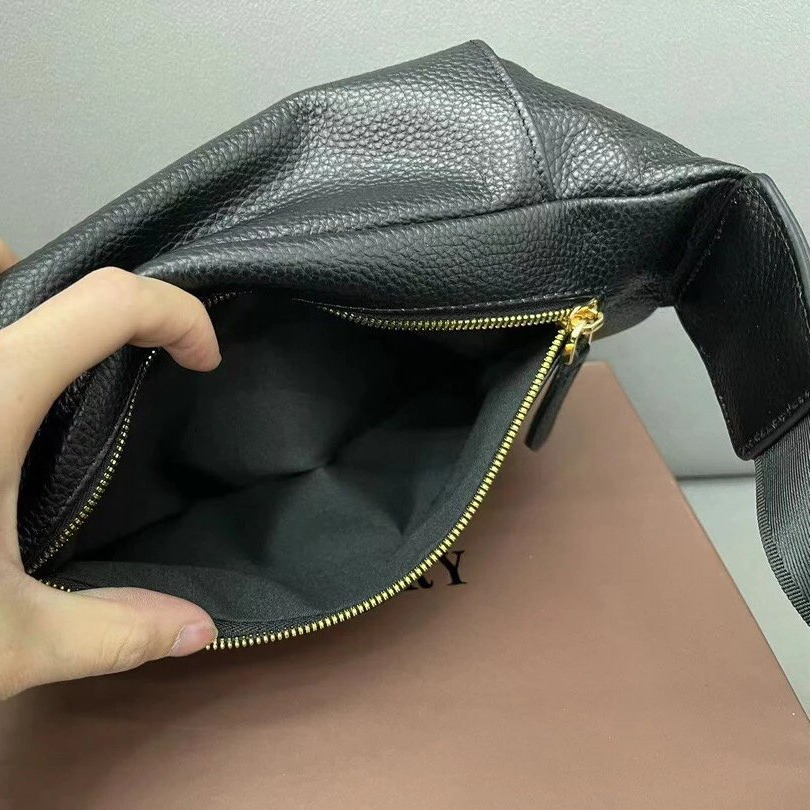 Burberry戰馬胸包 巴寶莉背包 男生胸包 男女通用款腰包 黑色真皮包包 皮質背包 斜背包 側背包 小背包 情侶包包-細節圖6