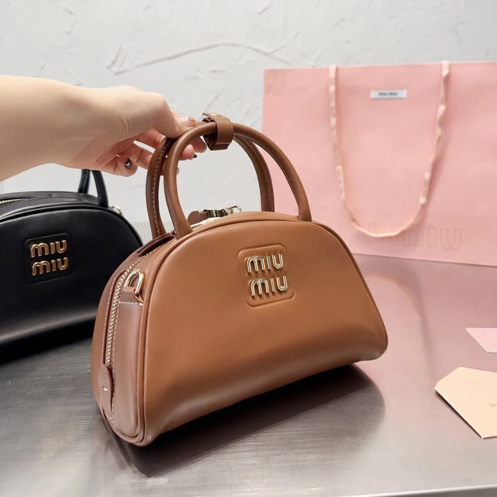 miumiu繆繆包包 女生包包 真皮女包 牛皮皮質背包 wander包包 半月包 小背包 明星同款手提袋 手機袋 黑色棕-細節圖2