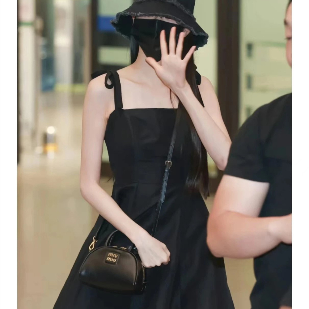 miumiu繆繆包包 女生包包 真皮女包 牛皮皮質背包 wander包包 半月包 小背包 明星同款手提袋 手機袋 黑色棕-細節圖3