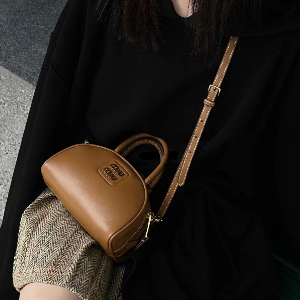 miumiu繆繆包包 女生包包 真皮女包 牛皮皮質背包 wander包包 半月包 小背包 明星同款手提袋 手機袋 黑色棕-細節圖4