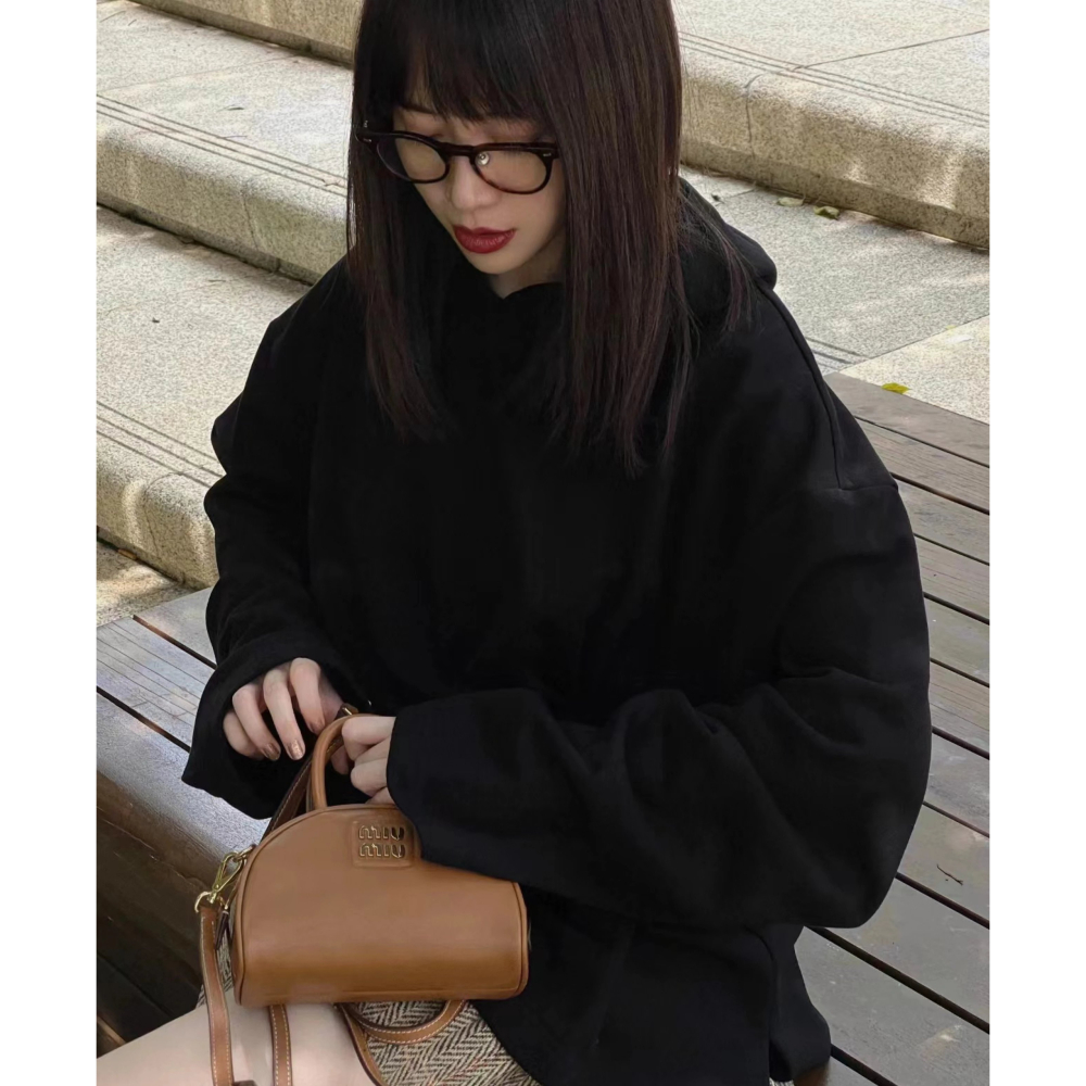 miumiu繆繆包包 女生包包 真皮女包 牛皮皮質背包 wander包包 半月包 小背包 明星同款手提袋 手機袋 黑色棕-細節圖5