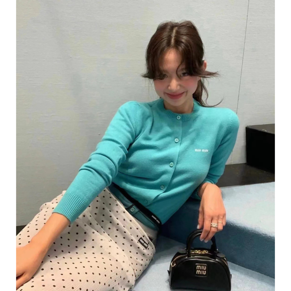 miumiu繆繆包包 女生包包 真皮女包 牛皮皮質背包 wander包包 半月包 小背包 明星同款手提袋 手機袋 黑色棕-細節圖6