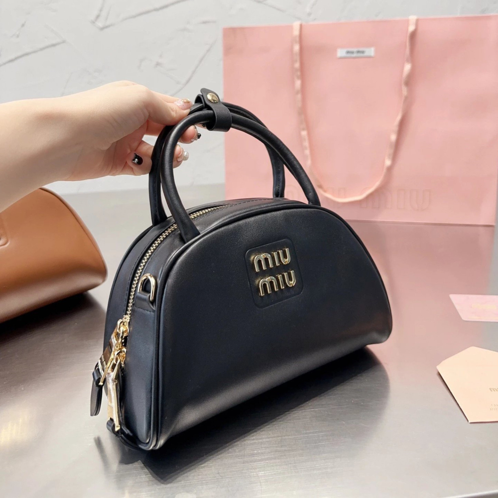 miumiu繆繆包包 女生包包 真皮女包 牛皮皮質背包 wander包包 半月包 小背包 明星同款手提袋 手機袋 黑色棕-細節圖7