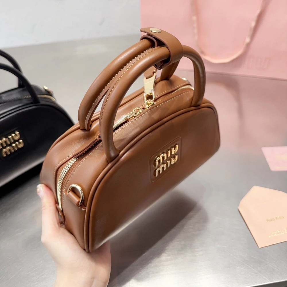 miumiu繆繆包包 女生包包 真皮女包 牛皮皮質背包 wander包包 半月包 小背包 明星同款手提袋 手機袋 黑色棕-細節圖8
