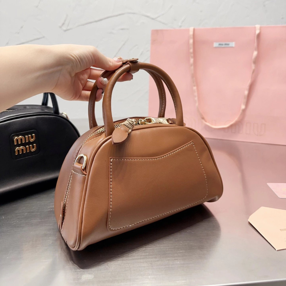 miumiu繆繆包包 女生包包 真皮女包 牛皮皮質背包 wander包包 半月包 小背包 明星同款手提袋 手機袋 黑色棕-細節圖9
