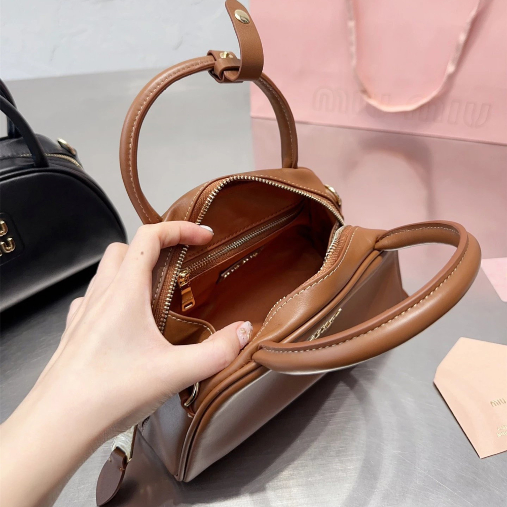 miumiu繆繆包包 女生包包 真皮女包 牛皮皮質背包 wander包包 半月包 小背包 明星同款手提袋 手機袋 黑色棕-細節圖11