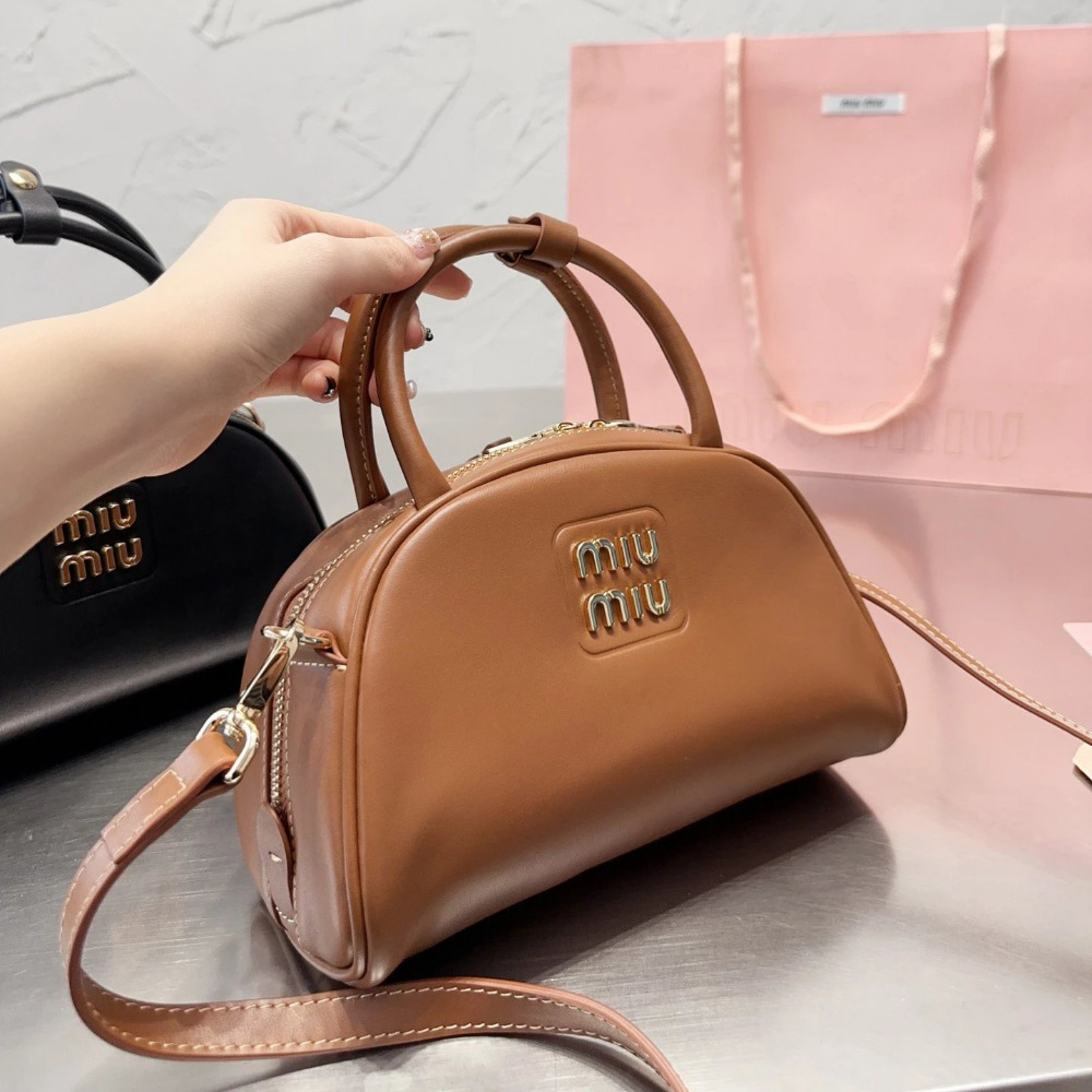 miumiu繆繆包包 女生包包 真皮女包 牛皮皮質背包 wander包包 半月包 小背包 明星同款手提袋 手機袋 黑色棕-規格圖11