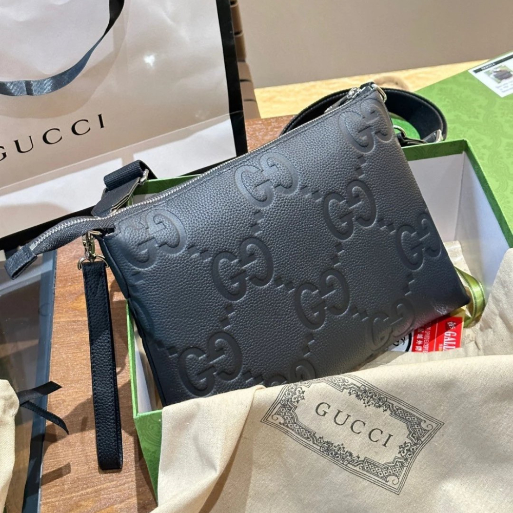 Gucci古馳包包 男生包包 男士斜背包 單肩包 側背包 老花壓紋手男包 寬肩帶郵差包 黑色皮質包包 牛皮背包 小方包-細節圖2