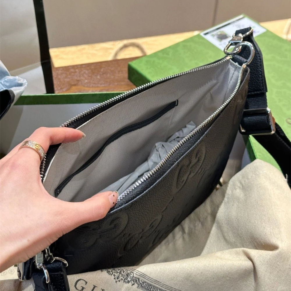 Gucci古馳包包 男生包包 男士斜背包 單肩包 側背包 老花壓紋手男包 寬肩帶郵差包 黑色皮質包包 牛皮背包 小方包-細節圖4