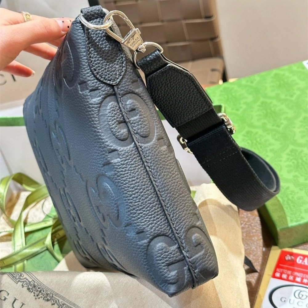 Gucci古馳包包 男生包包 男士斜背包 單肩包 側背包 老花壓紋手男包 寬肩帶郵差包 黑色皮質包包 牛皮背包 小方包-細節圖5