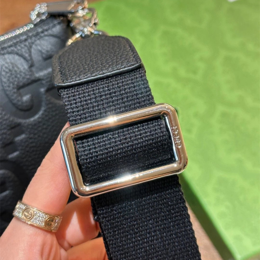 Gucci古馳包包 男生包包 男士斜背包 單肩包 側背包 老花壓紋手男包 寬肩帶郵差包 黑色皮質包包 牛皮背包 小方包-細節圖6