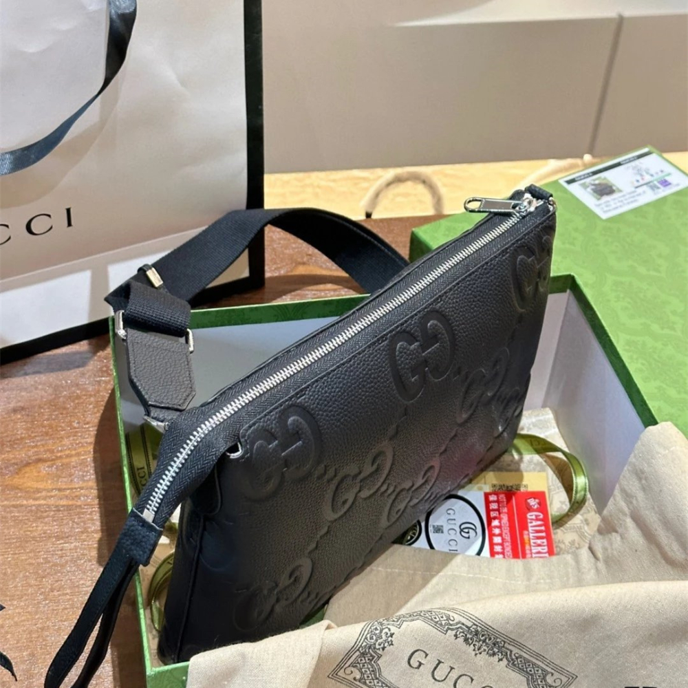 Gucci古馳包包 男生包包 男士斜背包 單肩包 側背包 老花壓紋手男包 寬肩帶郵差包 黑色皮質包包 牛皮背包 小方包-細節圖7