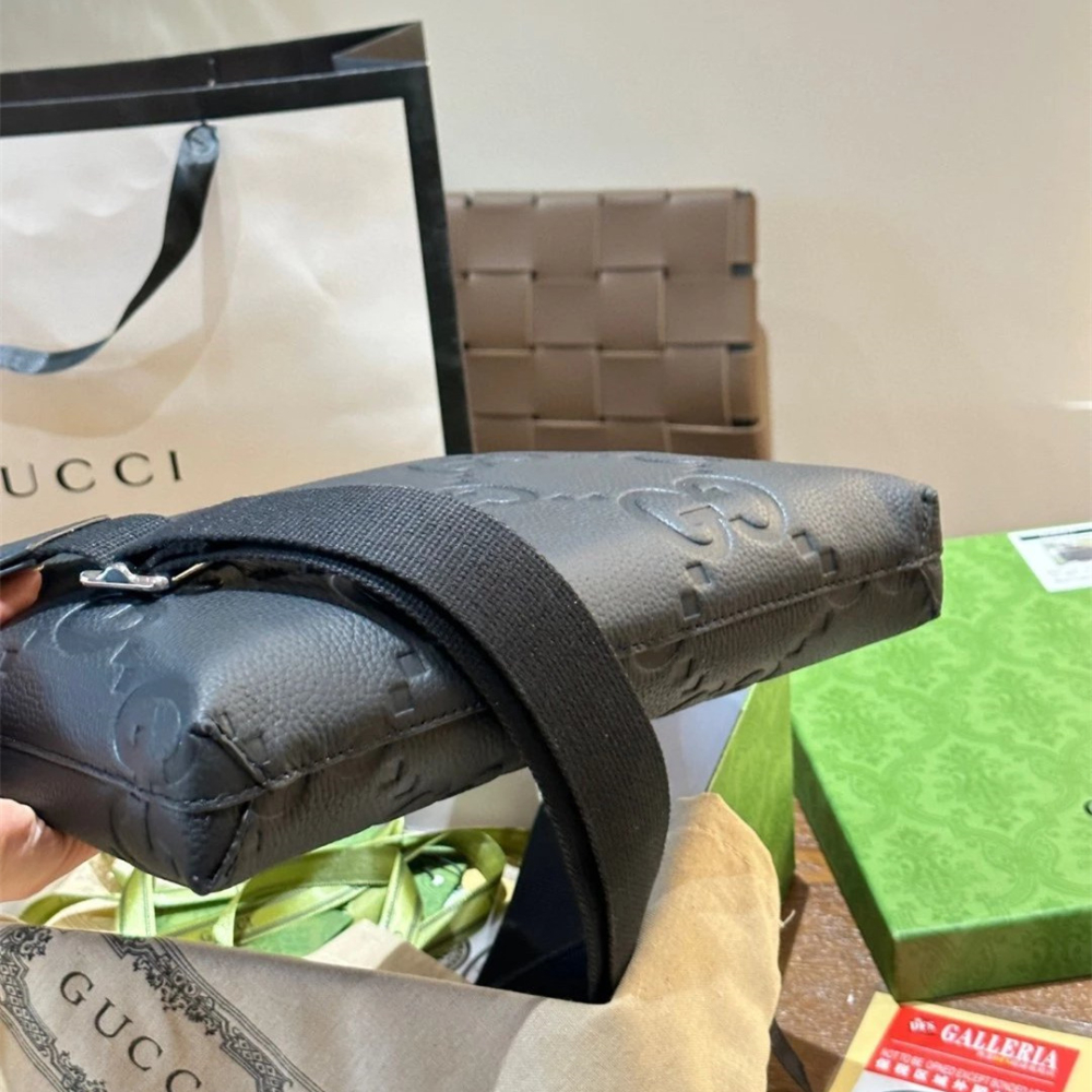 Gucci古馳包包 男生包包 男士斜背包 單肩包 側背包 老花壓紋手男包 寬肩帶郵差包 黑色皮質包包 牛皮背包 小方包-細節圖8