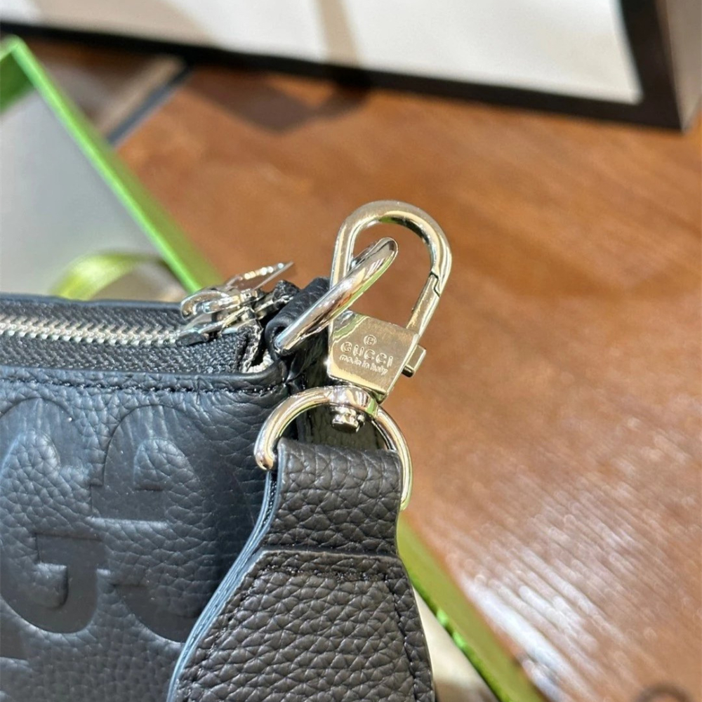 Gucci古馳包包 男生包包 男士斜背包 單肩包 側背包 老花壓紋手男包 寬肩帶郵差包 黑色皮質包包 牛皮背包 小方包-細節圖9