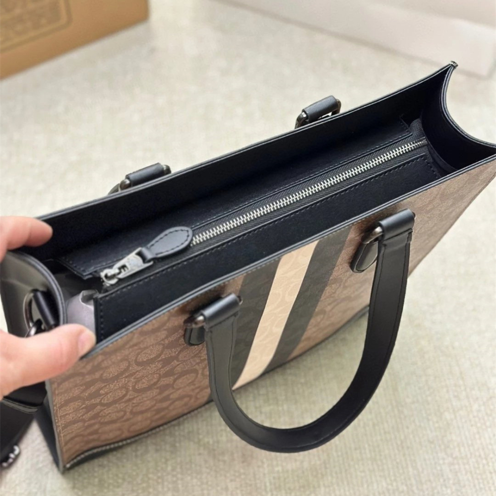 Coach蔻馳包包 graham男士豎款托特包 VARSITY條紋手提袋 商務出差公事包 電腦包 公文包 通勤百搭休閒包-細節圖11