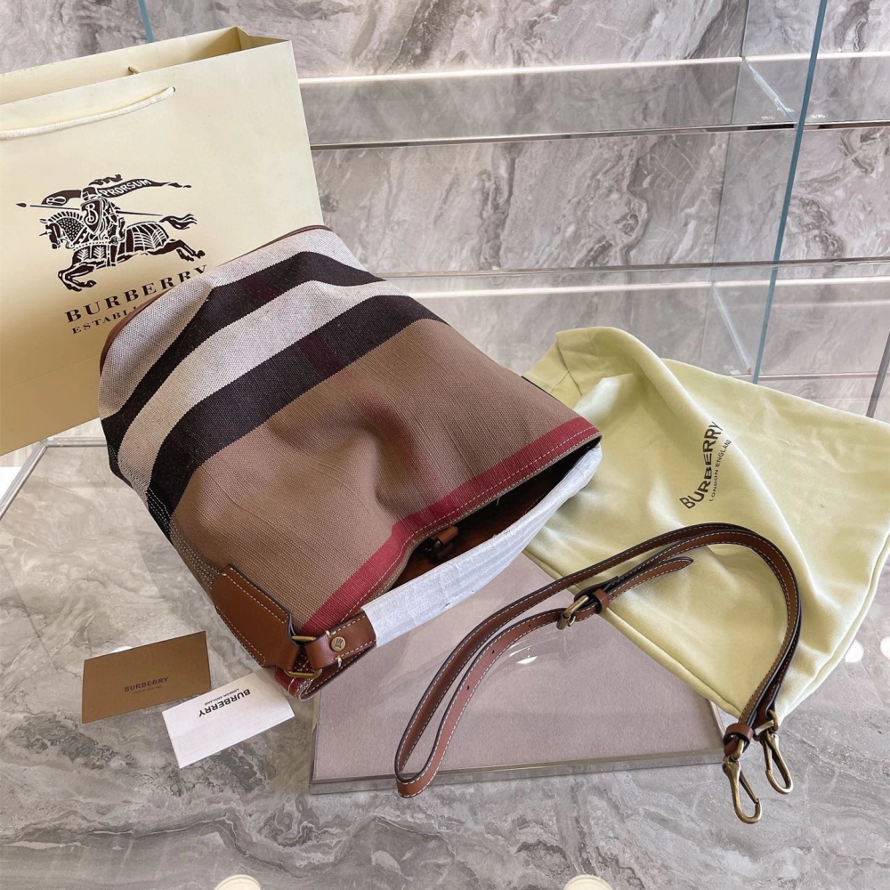 Burberry戰馬水桶包 經典格紋真皮拼帆布包 女生包包 單肩包 側背包 腋下包 手提袋 大容量水桶包 休閒包 通勤百-細節圖8