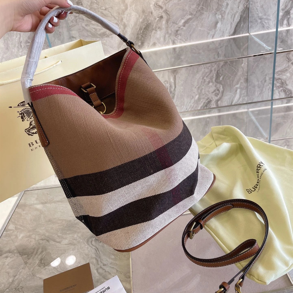 Burberry戰馬水桶包 經典格紋真皮拼帆布包 女生包包 單肩包 側背包 腋下包 手提袋 大容量水桶包 休閒包 通勤百-規格圖9