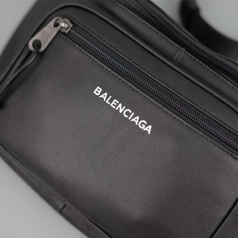 Balenciaga背包 巴黎世家胸包 男女通用胸包 字母包 黑色真皮皮質背包 牛皮腰包 時尚休閒包 運動包 男生胸包-細節圖4
