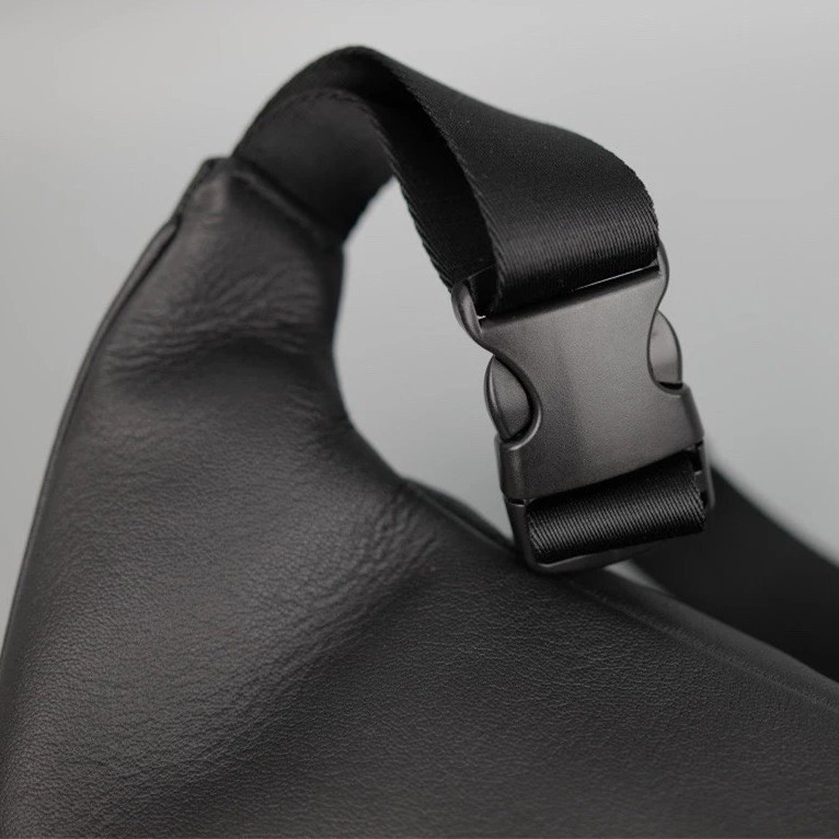 Balenciaga背包 巴黎世家胸包 男女通用胸包 字母包 黑色真皮皮質背包 牛皮腰包 時尚休閒包 運動包 男生胸包-細節圖6