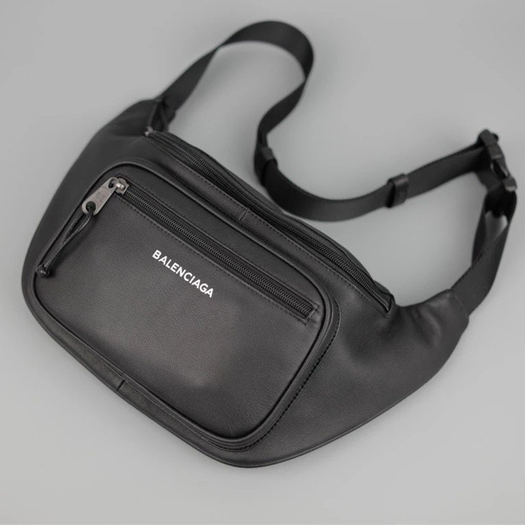 Balenciaga背包 巴黎世家胸包 男女通用胸包 字母包 黑色真皮皮質背包 牛皮腰包 時尚休閒包 運動包 男生胸包-規格圖9
